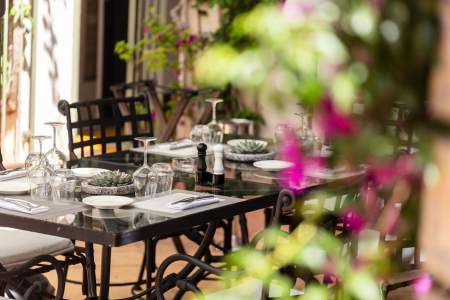 Hotel L’Aréna Fréjus · Hotel and Restaurant Fréjus, fully laid table